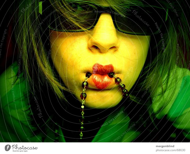 <3 grün gelb Frau Sonnenbrille Sommer Lippen Stil Stimmung Porträt woman Kette Herz herzform chinalippen Momentaufnahme Mode