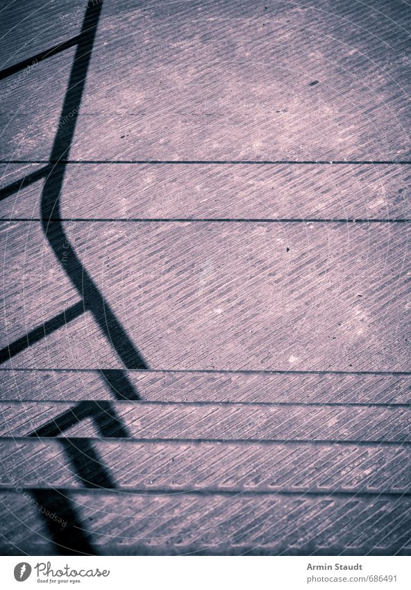 Geländer Schattenwurf auf Metalltreppe Treppe alt ästhetisch dreckig einfach trist violett Stimmung träumen Design Endzeitstimmung Farbe Genauigkeit modern