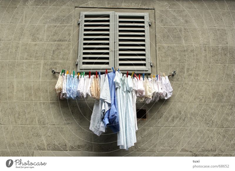 Italienischer Wäschetrockner Fenster dreckig Sauberkeit Unterwäsche Ladengeschäft Seil festhalten Frauenunterhose