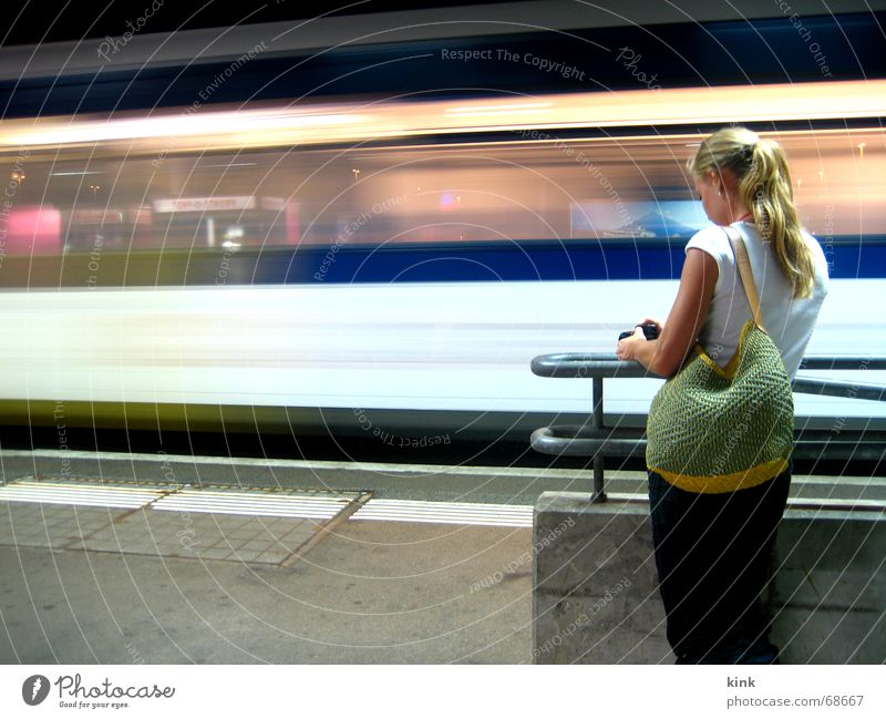 Abgefahren Eisenbahn spät Verspätung Langzeitbelichtung Nacht Streifen Geschwindigkeit fantastisch Bahnhof warten Lichterscheinung