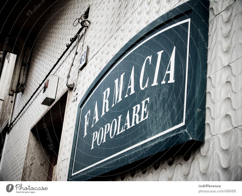 Farmacia Popolare Fassade Italien sign pharmacy street insignia building Mauer