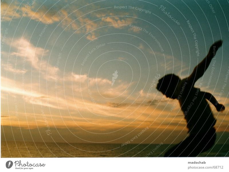 SONNENLANDUNG Mondlandung Mann springen Luft Sommer Meer Froschperspektive Astronaut Spielen Schweben leicht Wellness Horizont Sonnenuntergang Wolken