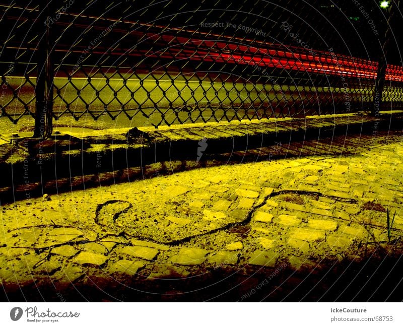 Berliner Autobahn Nacht Zaun dunkel grün gelb PKW