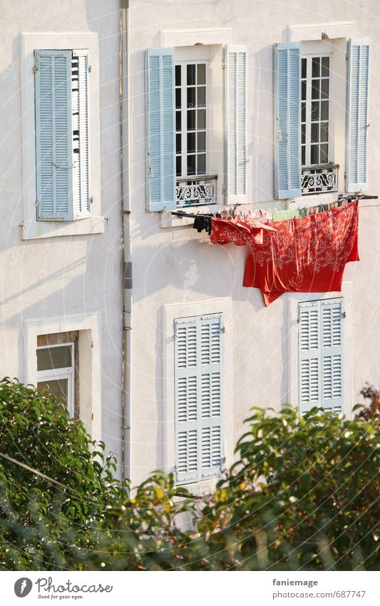 luftgetrocknet Stadt Hafenstadt Mauer Wand blau grün rot weiß mediterran hell Wäsche Bettlaken Waschtag Marseille Südfrankreich Frankreich Provence