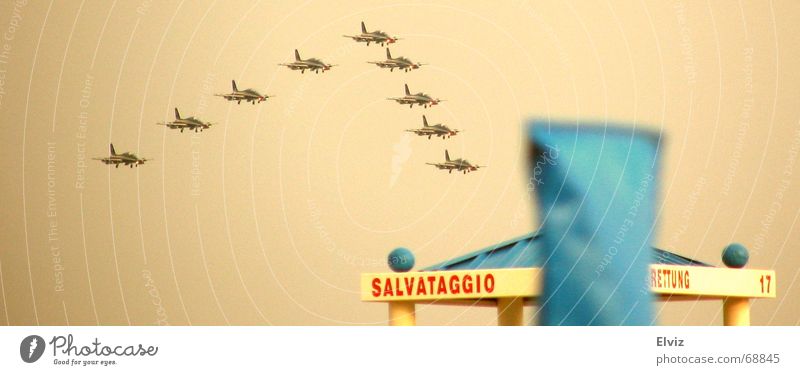 Fliegerstaffel über dem Strand Flugschau Flugzeug Formation Italien Flugplatz über den Wolken Pilot Kunstflug Düsenjäger airpower fliegerstaffel Himmel aircraft