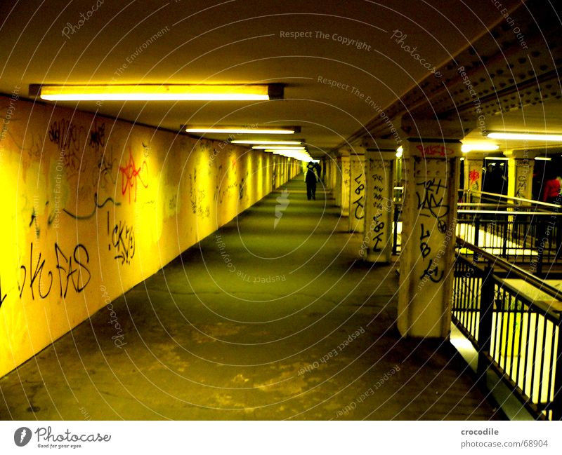 weg zum fluchtpunkt gelb U-Bahn Lampe beklemmend graffitit Berlin Säule Wege & Pfade Mensch Gang
