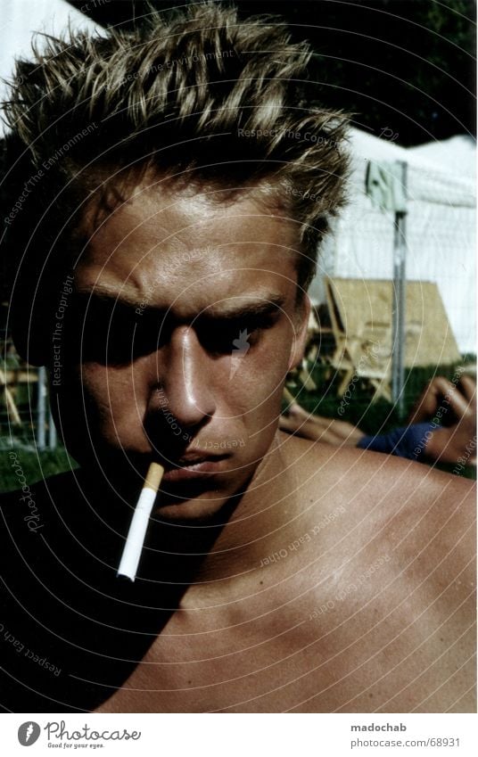LOOKS LIKE... Zigarette Mensch Porträt maskulin Mann Sommer heiß transpirieren Jugendliche Typ self james dean Musikfestival face Gesicht Rauchen guy man boy