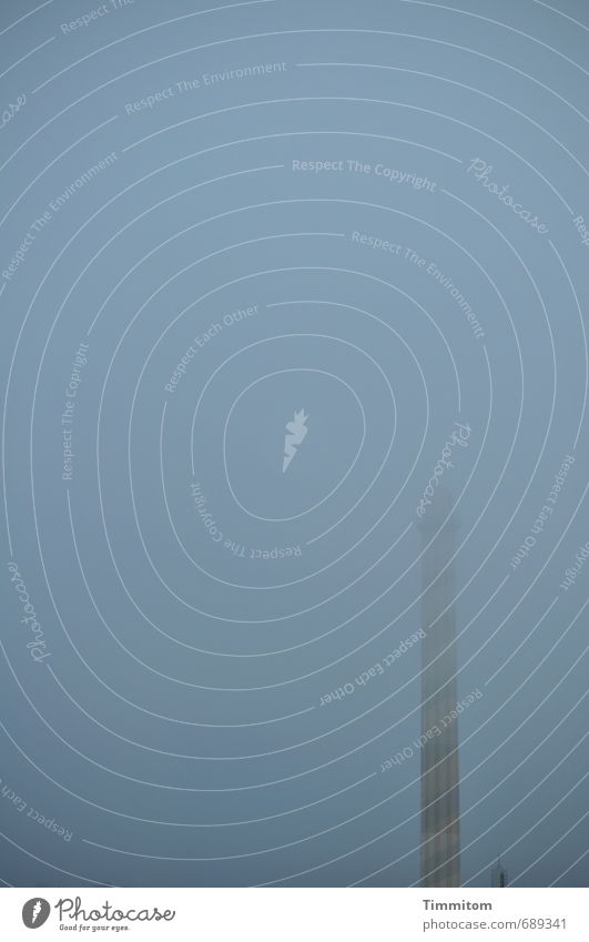 Benebelt. Umwelt Himmel Nebel Schornstein Kirchturm dunkel einfach grau ästhetisch Muster Dekoration & Verzierung Farbfoto Gedeckte Farben Außenaufnahme