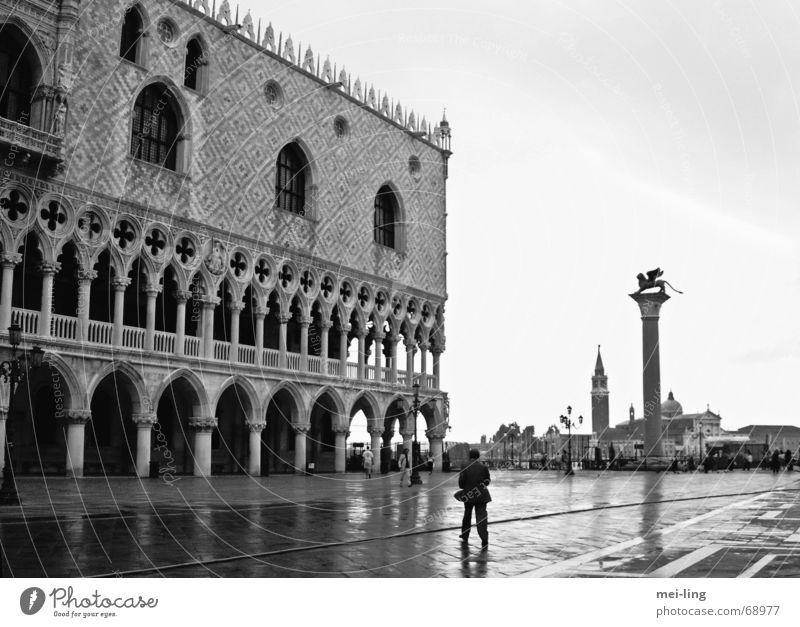 quiet, please San Marco Basilica Venedig Dogenpalast ruhig Gotik Morgen Ferien & Urlaub & Reisen venezia löwe von san marco Schwarzweißfoto dogen Architektur