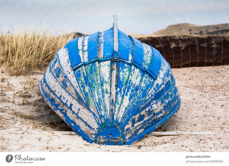 Blaues Boot kieloben Natur Landschaft Sand Strand Nordsee Meer Menschenleer Schifffahrt Ruderboot Holz blau ruhig Einsamkeit stagnierend Sylt Farbfoto