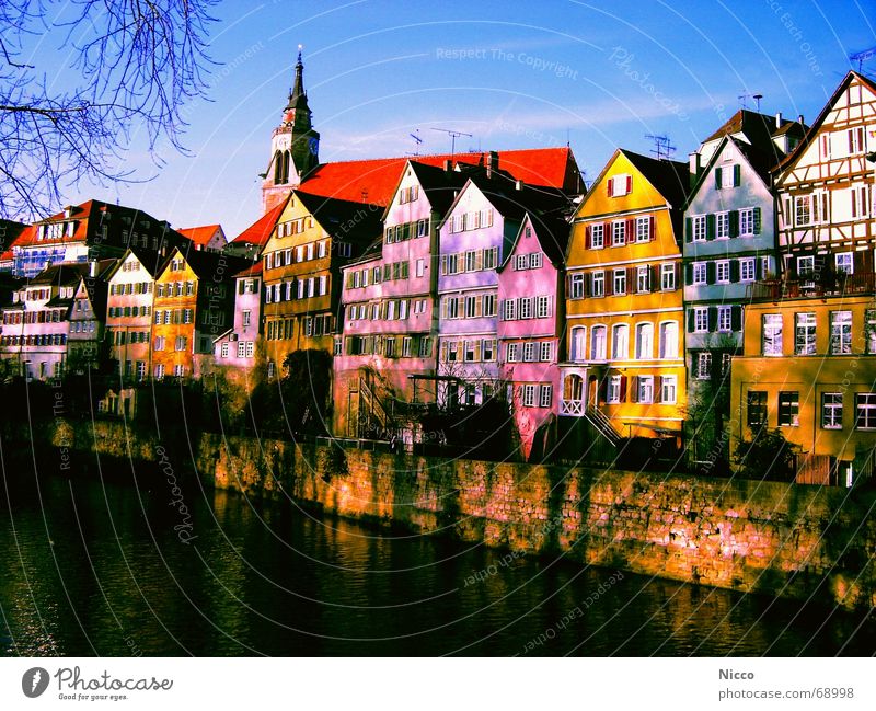 Tübingen am Neckar Stadt Haus mehrfarbig schön Mauer fließen Elektrizität Fassade Fenster Dach rot grün gelb violett rosa Wolken weiß Sommer eng Außenaufnahme