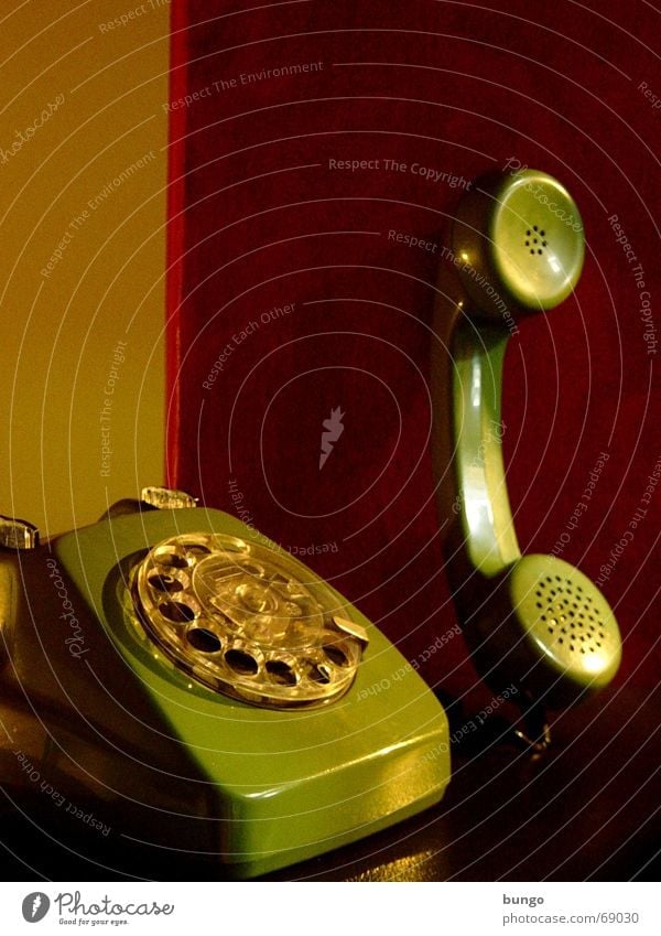 nulla adiuncta Telefon Nostalgie Wählscheibe Ohrmuschel hören sprechen analog grün rot Telefongespräch Tapete ruhig Stil Gegenteil Vergangenheit erinnern