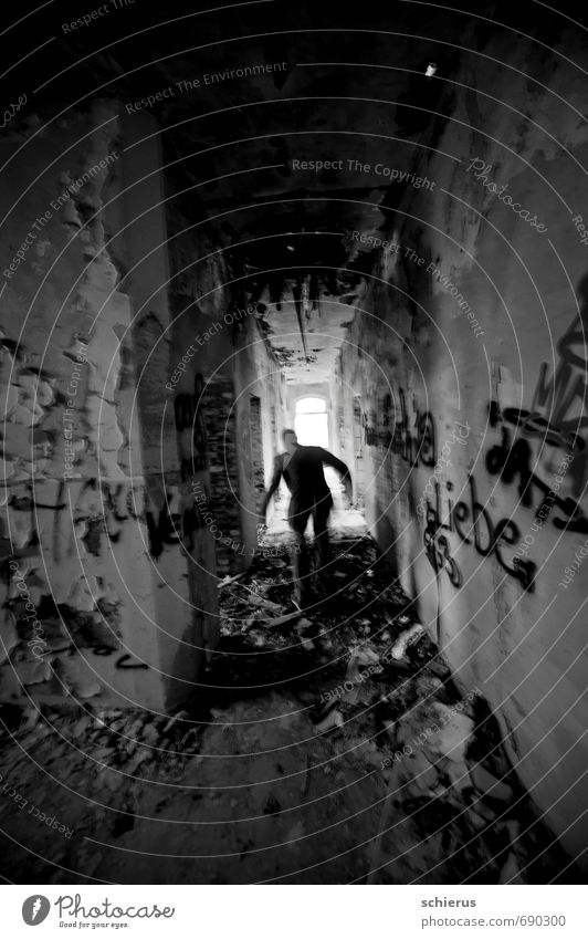 Flucht Flur Haus Ruine Mauer Wand Treppe Fenster Graffiti laufen rennen dunkel gruselig trist grau Sehnsucht Einsamkeit schuldig Angst Entsetzen Todesangst
