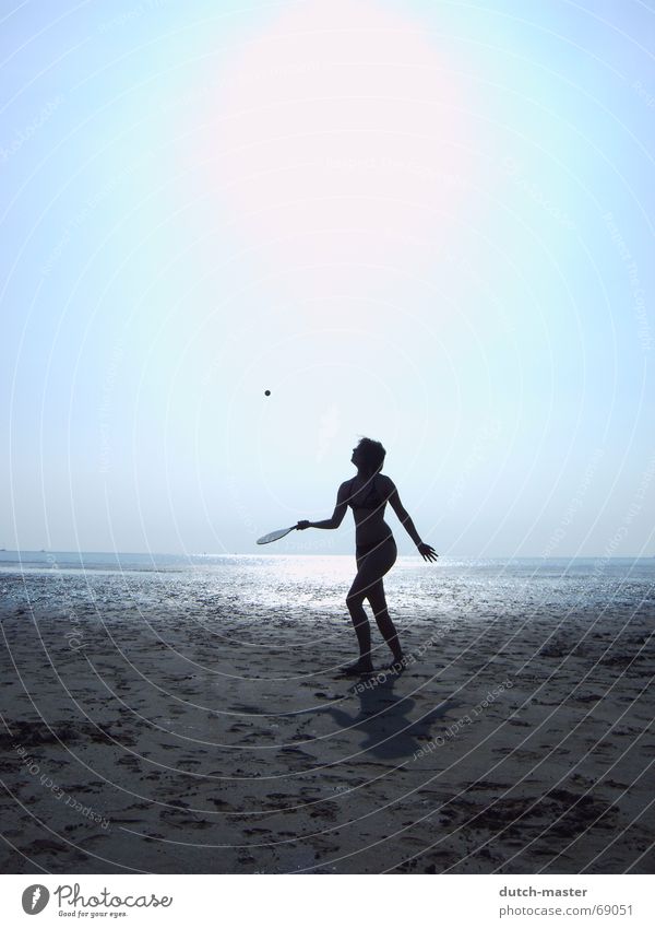 Strandvergnügen #1 Niederlande Sommer Schlick Frau Licht dunkel Meer Ferien & Urlaub & Reisen Beachball Spielen Tennis blenden Bewegung Aktion Lichtspiel Bikini