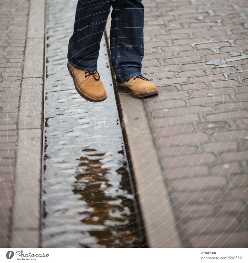 Bächlespringer Ausflug Städtereise Mensch Mann Erwachsene Fuß 1 Stadt Stadtzentrum Altstadt Platz Wahrzeichen Leder Schuhe laufen springen wandern nass