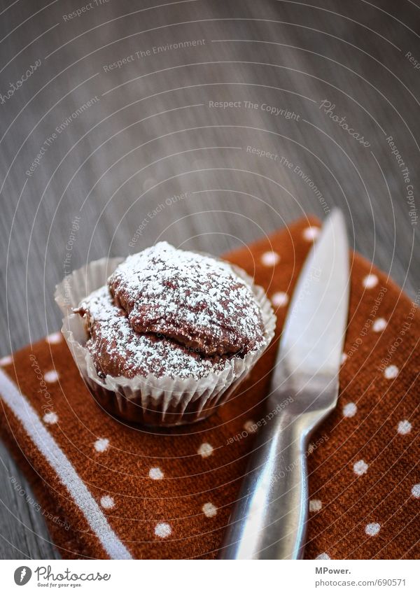 muffin 202 Lebensmittel Süßwaren Schokolade Ernährung Bioprodukte Duft Essen Muffin Messer Puderzucker Tuch Punkt Holzfußboden grau braun frisch lecker schön