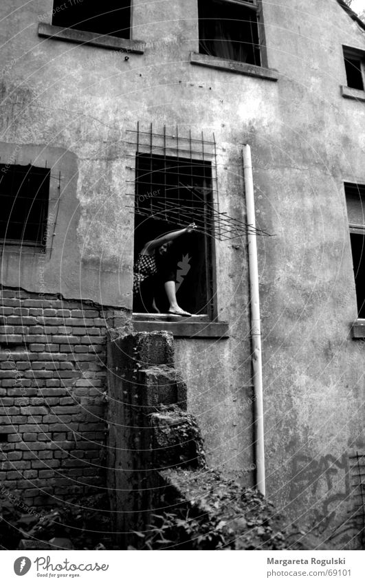 das Fenster zur Freiheit Ruine Gitter grau Haus Frau Backstein Schwarzweißfoto Klettern Treppe