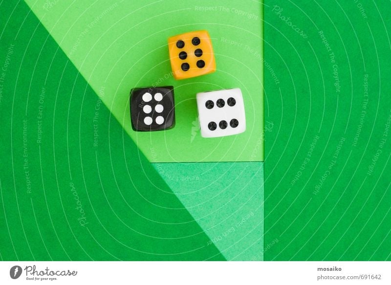 lucky cubes on greenery paper background Lifestyle Stil Glück Freizeit & Hobby Spielen Erfolg Verlierer Freude Zufriedenheit Hoffnung 6 Ziffern & Zahlen