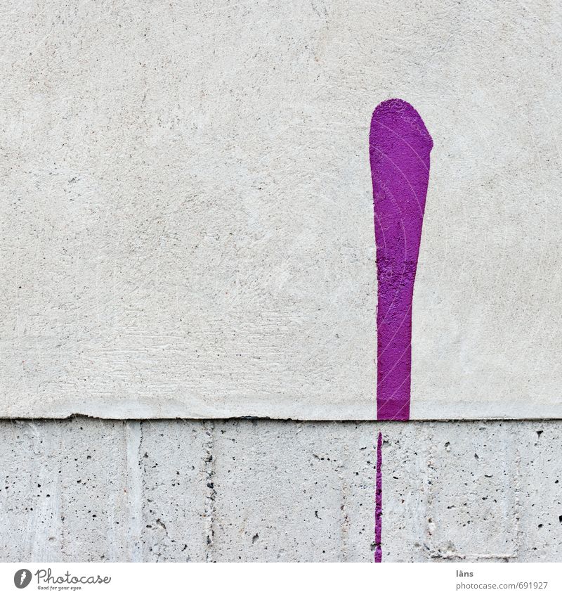 l Streifen grau violett Farbe protestieren Wand Farbfleck Putz Schmiererei Verlauf gekleckst Putzfassade Linie Ausrufezeichen Farbfoto Menschenleer