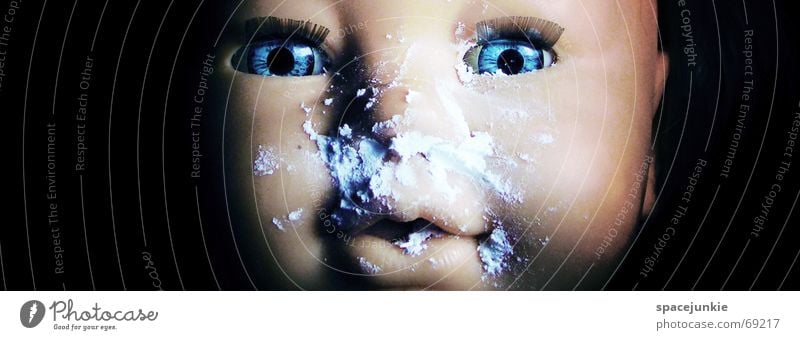 Zuckerpüppchen Spielzeug Puderzucker schwarz Porträt Kokain Puppe Detailaufnahme Auge blau Mund