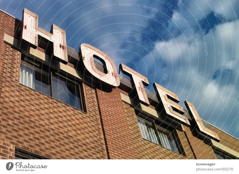Hotel Anonymizer 1.0 Unterkunft Ferien & Urlaub & Reisen Leuchtreklame Typographie Buchstaben Wort Neonlicht Fassade Mauer Backstein Fenster Wolken Kanada