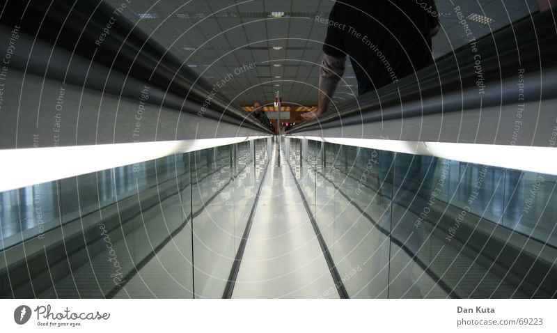 Ich lass mich gehen Laufband Koffer Frankfurt am Main Symmetrie Spiegel Reflexion & Spiegelung Mann Licht zentral Mitte Sog Reaktionen u. Effekte saugen