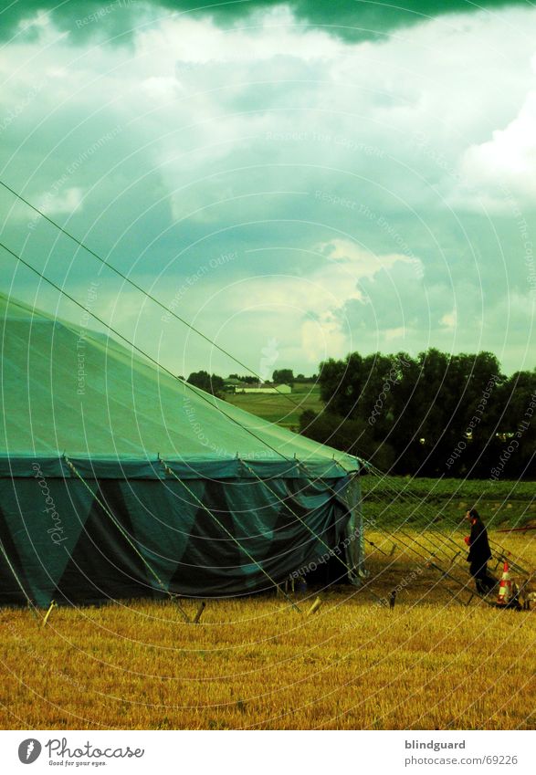 Vorhang Auf Zirkus Manege Zelt Wolken grün gelb Deutschland Amerika Draht Kuppeldach einrichten Show Akrobatik Artist faszinierend Nomaden Schausteller Dompteur