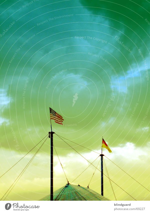 When East Meets West Zirkus Fahne Manege Zelt Wolken grün gelb Deutschland Amerika Draht Kuppeldach einrichten Show Akrobatik Artist faszinierend Nomaden