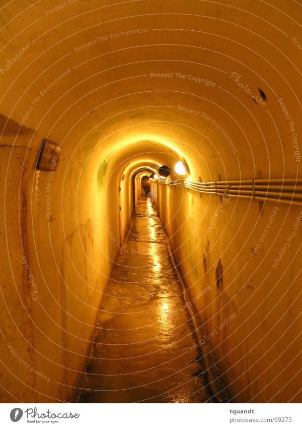 Schatten am Ende des Tunnels gelb Untergrund eng Bunker i. weltkrieg Aussehen Gang