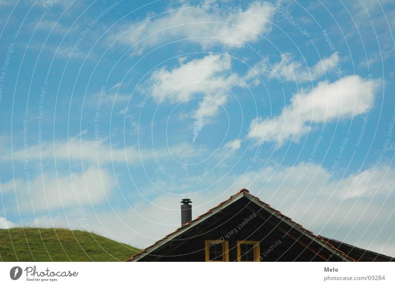 Elsigenalp Haus Hügel grün Dach Himmel blau Schornstein Detailaufnahme Rasen Wiese Wolkenformation Dachgeschoss Dachgiebel 1 2 Menschenleer Textfreiraum oben