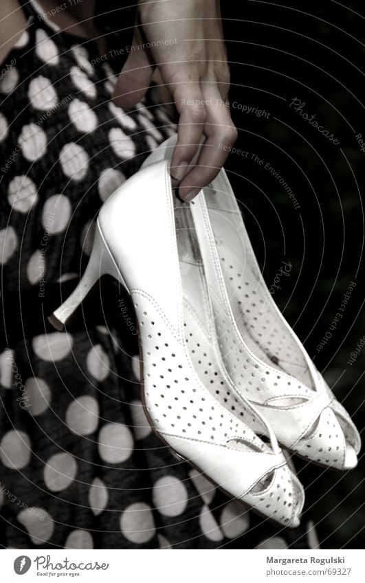 weiße Schuhe Hand Kleid pums festhalten Punkt schwarz.weiß Treppenabsatz
