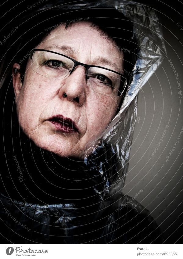 Regencape feminin Weiblicher Senior Frau Gesicht 1 Mensch 60 und älter alt hässlich einzigartig selbstbewußt Ärger gereizt Brille Schminke Schal ernst Farbfoto