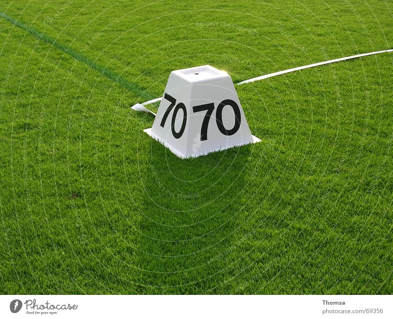 70m Markierung auf dem Rasen grün Leichtathletik 70 meter Schilder & Markierungen speerwurf Sport sommersport