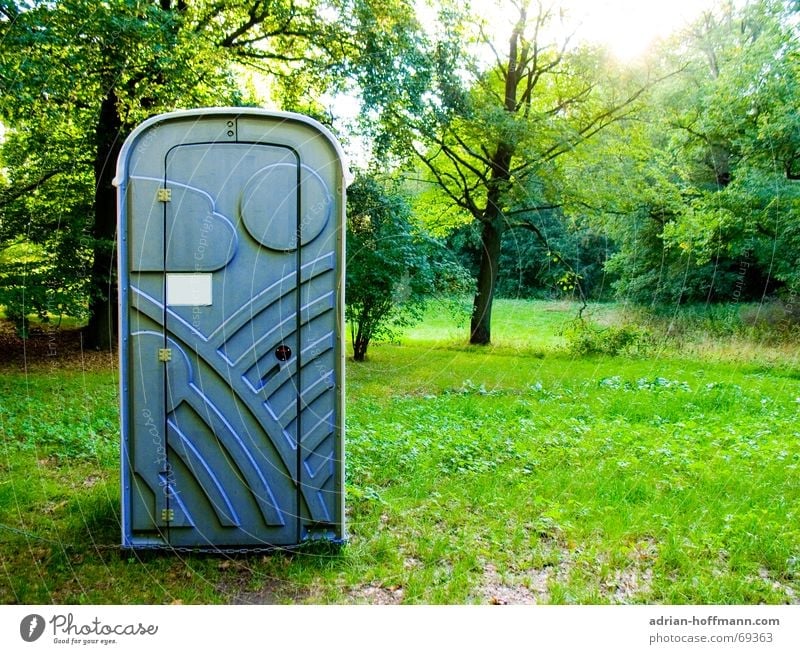 Ort der Stille Dorf Toilette urinieren defäkieren sanitär Geruch Südstaaten Wald Wiese Gras Baum grün Erleichterung ruhig geschäft erledigen muss mal Urin lulu
