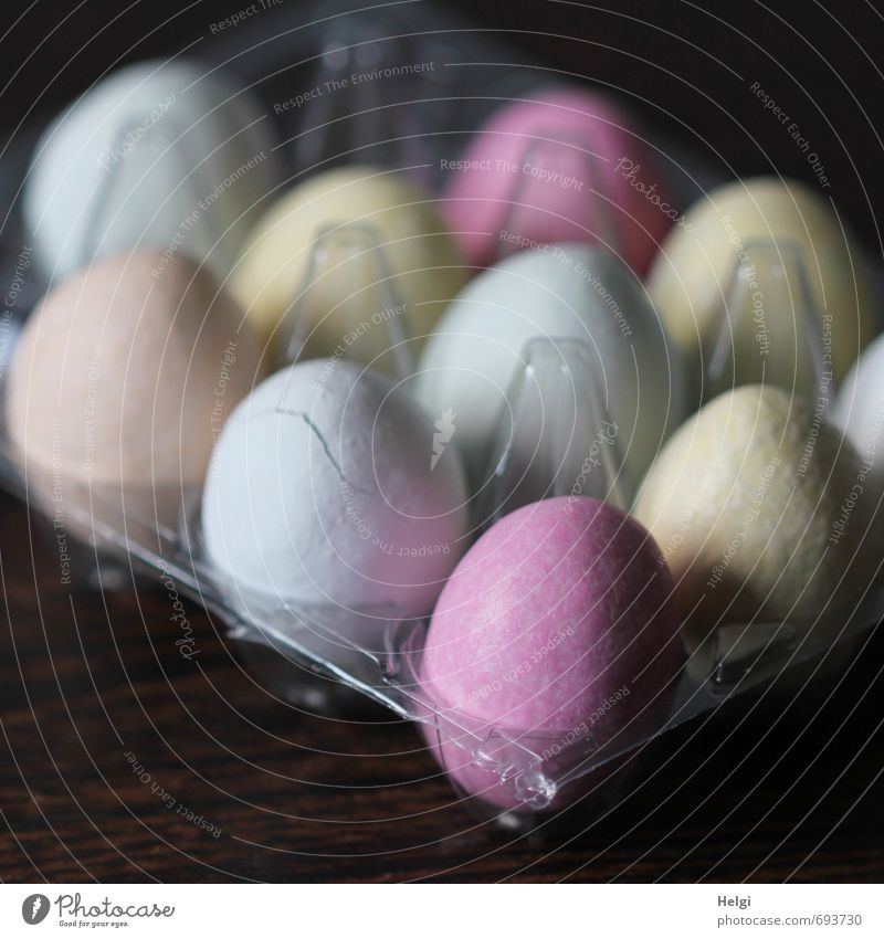 eieiei... Lebensmittel Süßwaren Ei Osterei Ernährung Verpackung Kunststoff liegen einfach kaputt lecker braun gelb rosa weiß Lebensfreude einzigartig