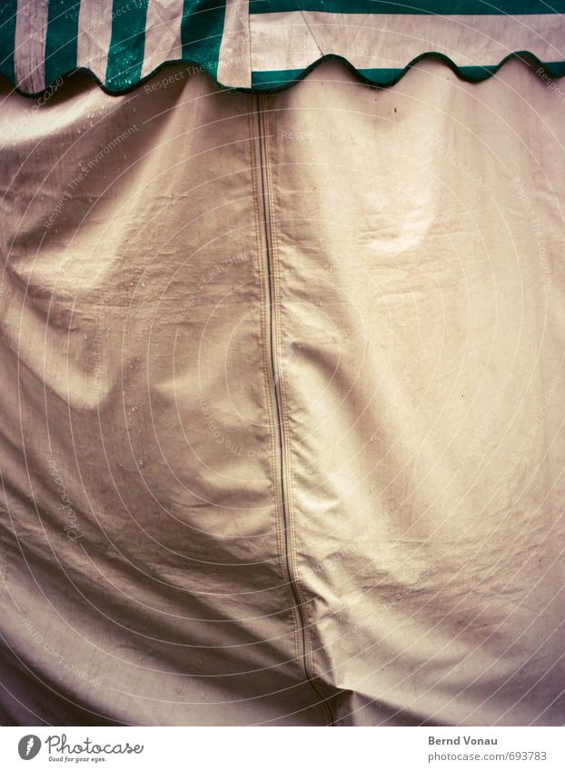 temporär Zelt Schausteller Markise braun grün Falte Kunststoff Abdeckung Regen Regenwasser Wasser Wassertropfen nass Problemlösung Kontrast Außenaufnahme