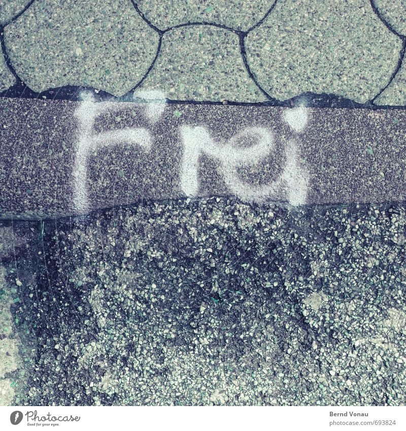 Ich bin dann mal so Straße Pflastersteine Bürgersteig Bordsteinkante Zeichen Schriftzeichen Schilder & Markierungen Graffiti grau schwarz weiß Freiheit frei