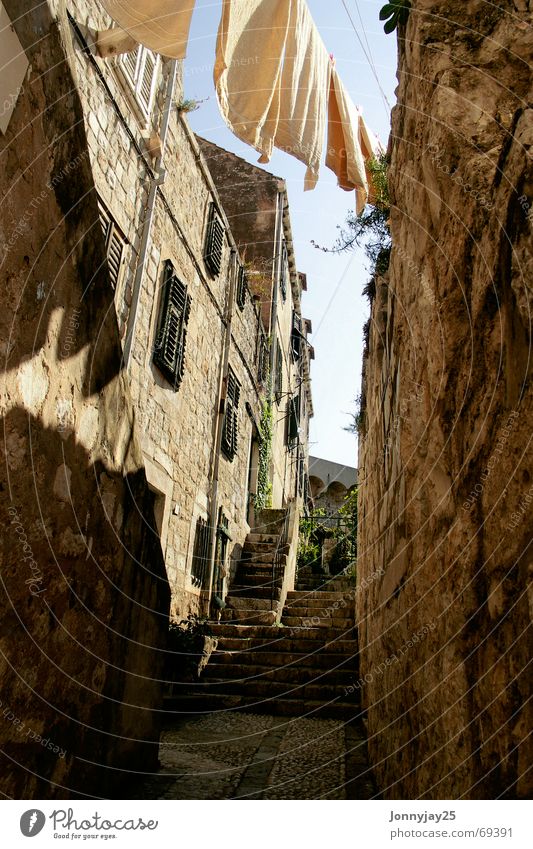 Wäschetrockner Kroatien Dubrovnik Sommer Physik trocknen Handtuch Steinmauer Wärme Treppe aufwärts alt