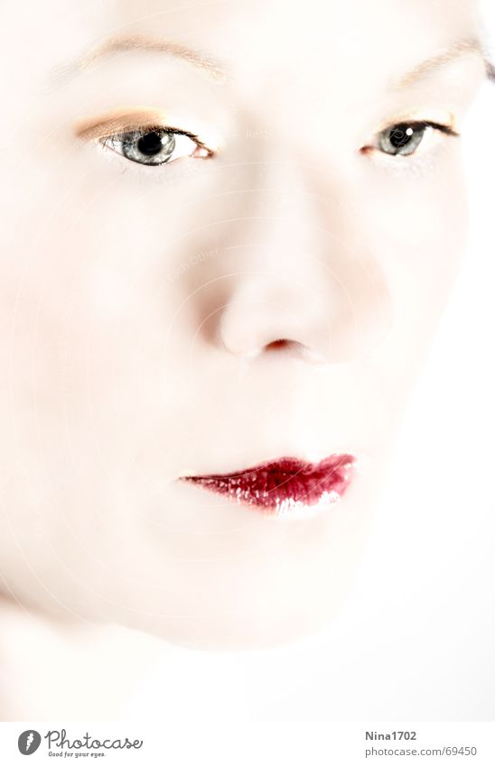 Beauty High Key Porträt Beautyfotografie Frau Glamour weich Vor hellem Hintergrund Gesicht