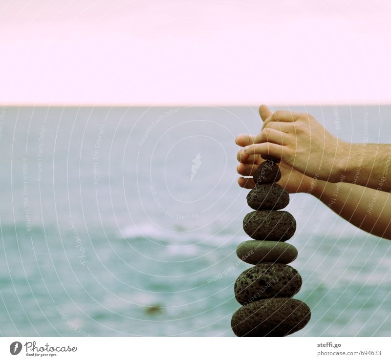 Balanceakt Zufriedenheit ruhig Arme Hand Finger Meer bauen berühren Bewegung festhalten außergewöhnlich elegant Optimismus Erfolg Kraft Willensstärke Mut