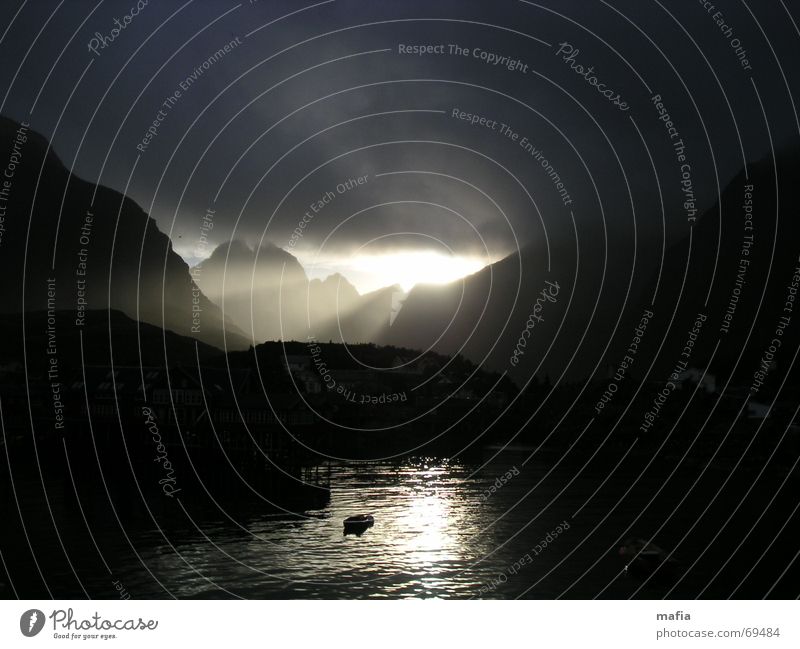 Untergangsstimmung dunkel Licht & Schatten Norwegen Meer Lofoten Wasserfahrzeug Apokalypse bedrohlich Erkenntnis Wolken Beleuchtung Berge u. Gebirge Tod Sonne