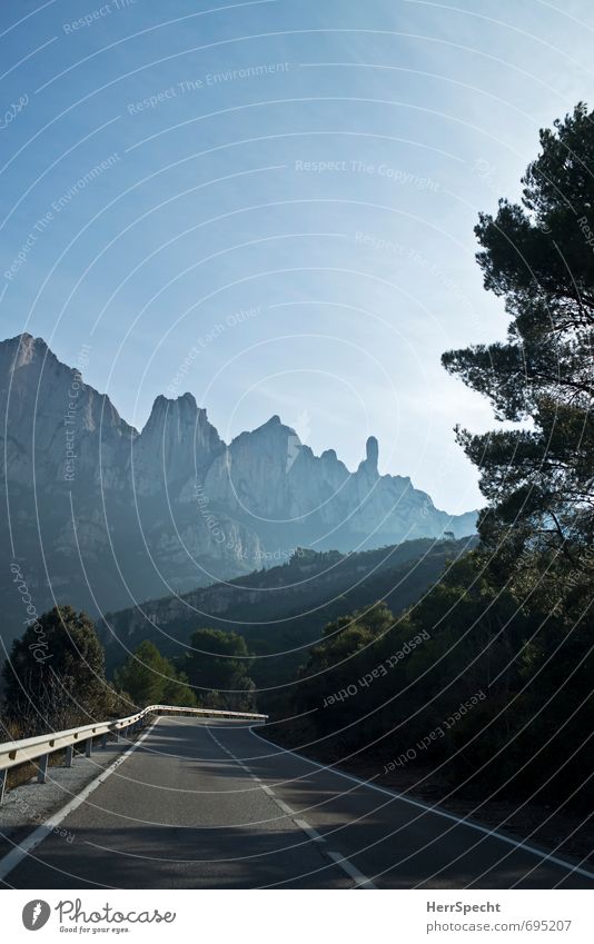 Zum Montserrat Umwelt Natur Landschaft Pflanze Himmel Schönes Wetter Baum Felsen Berge u. Gebirge Gipfel Straßenverkehr Autofahren ästhetisch außergewöhnlich