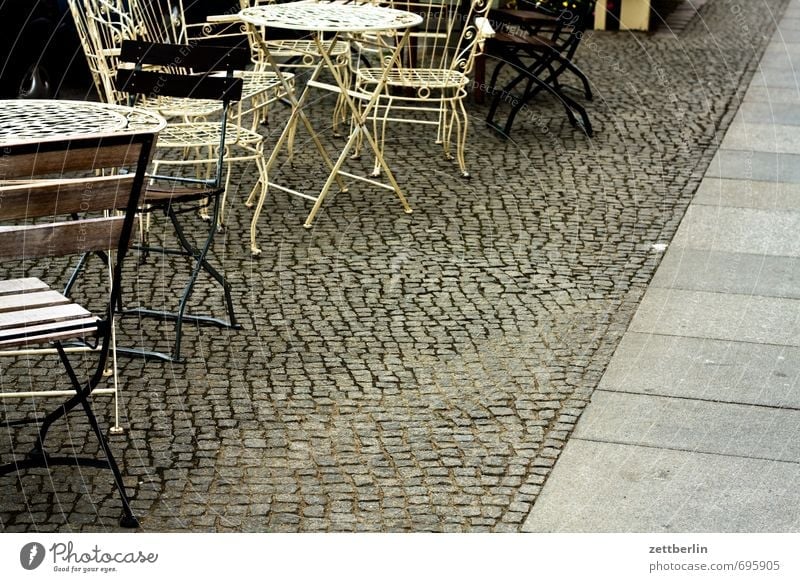 Saisonbeginn Stuhl Tisch Möbel Café Kaffee Kaffeetrinken Sitzgelegenheit sitzen Straßencafé Bürgersteig Fußweg Pflastersteine Kopfsteinpflaster Straßenbelag