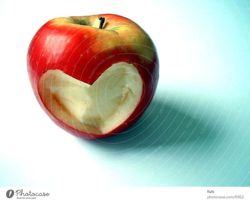 Appel rot Vitamin Herz herzlich pflanzlich Ernährung Liebe Vegetarische Ernährung Apfel Frucht Liebesapfel herzstück Kreativität außergewöhnlich Foodfotografie
