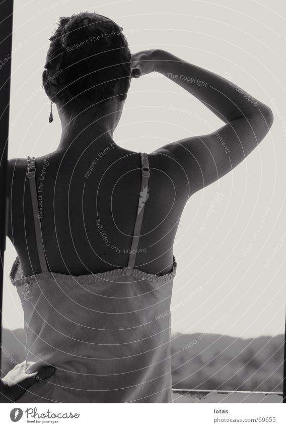 fräulein k. Frau ruhig Suche Nachthemd Morgen Körperhaltung Konzentration schön Detailaufnahme Einsamkeit Schwarzweißfoto b/w b&w Blick