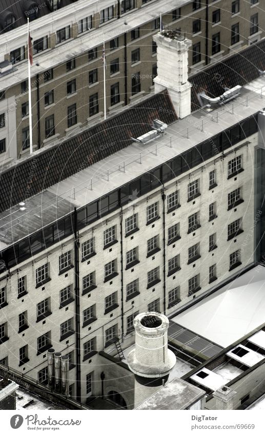 Straßenschlucht London Vogelperspektive Fabrik trist grau diagonal Monochrom Stadt Schornstein