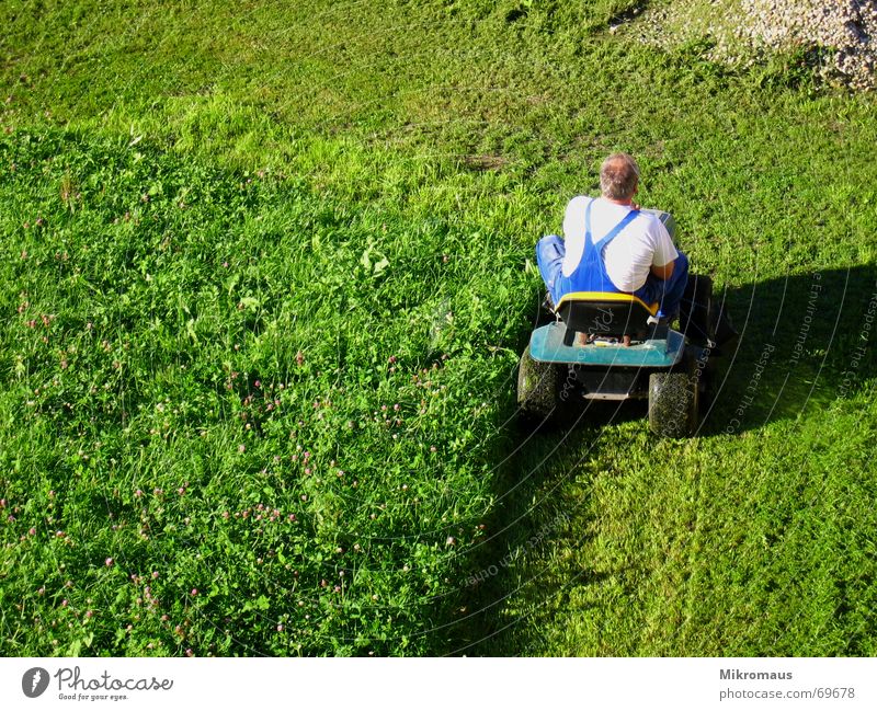 Rasenmäherman 3 - und er mäht immernoch Mann grün Wiese Schatten Abendsonne Arbeitsanzug rasenmähen geschnitten kürzen Sommer Arbeit & Erwerbstätigkeit Krach