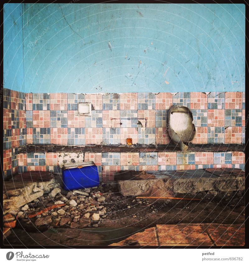 Broken down... Bauwerk Mauer Wand Stein Beton kaputt retro blau braun Zerstörung verwüstet Umweltkatastrophe Bad Toilette Fliesen u. Kacheln Philippinen