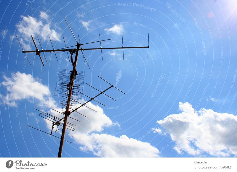 höllisch guter empfang Antenne Dach Sender Wolken Himmel Begrüßung Strommast Verbindung