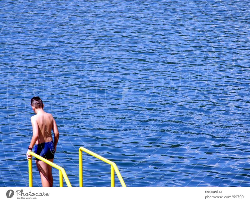 junge und wasser Kind See springen unsicher Badebekleidung Wasser Junge Angst blau